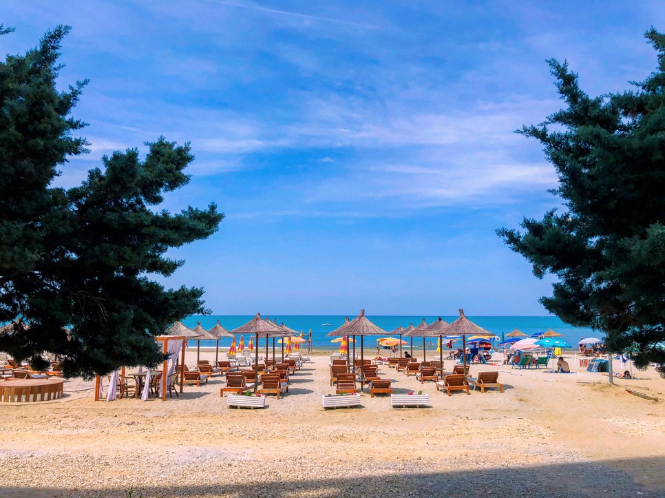 Időben érdemes érkezni a tengerpartra, mert korán ellepik a turisták a strandot!