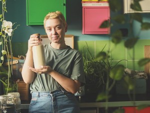 „Nem lelkiismeret-furdalást szeretnék ébreszteni, hanem inspirálni szeretném az embereket” – interjú Antal Évával, a Vászonzsákoslánnyal