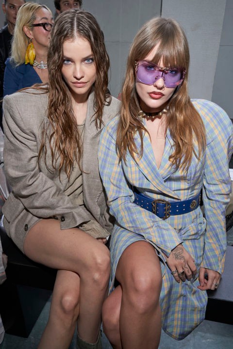 Palvin Barbara és Victoria de Angelis az Andreas Kronthaler for Vivienne Westwood 2024-25 ősz-tél divatbemutatón