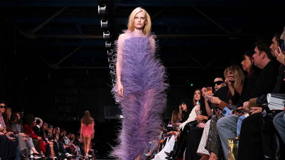 Stella McCartney bemutatta legújabb, fenntarthatóságra épülő kollekcióját a párizsi divathéten