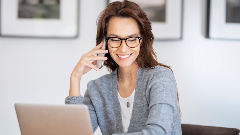 A kiterjesztett olvasószemüveg ideális választás 40 év felett, mert nemcsak olvasótávolságra, hanem akár 4 méterig is éles látást biztosít