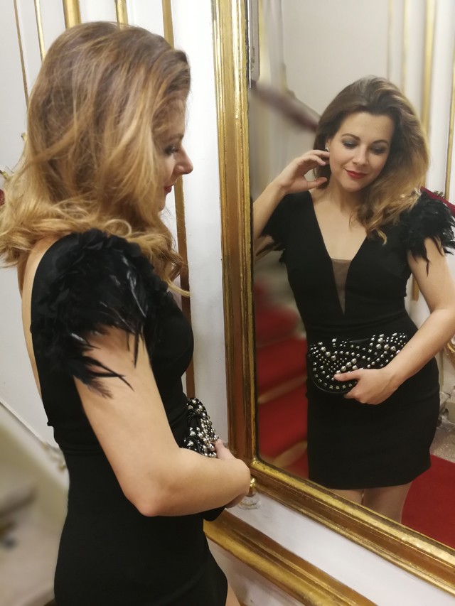 Enikő ma nézőként látogat a színházba, irtó dögös miniruhát választott!