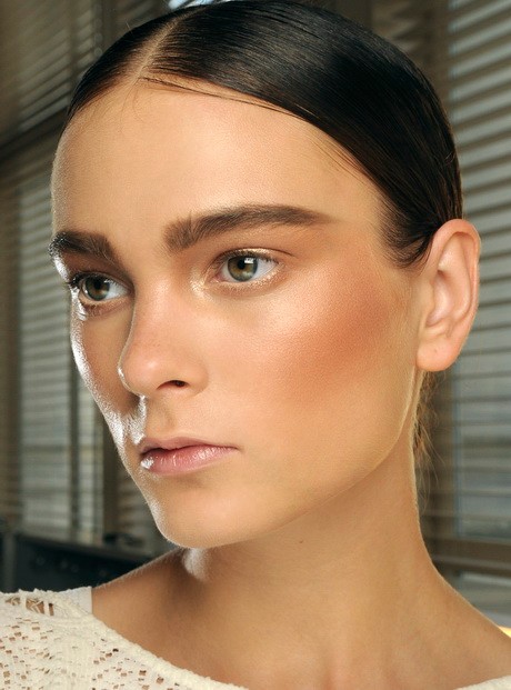 smink, természetes hatás, sminkelés, púder, alapozás, alapozó, bronzosító krém, szájfény