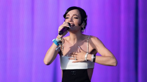Lily Allen bosszúruhájából csak úgy árad az erotika, merész mikulásjelmezével üzent exének az énekesnő