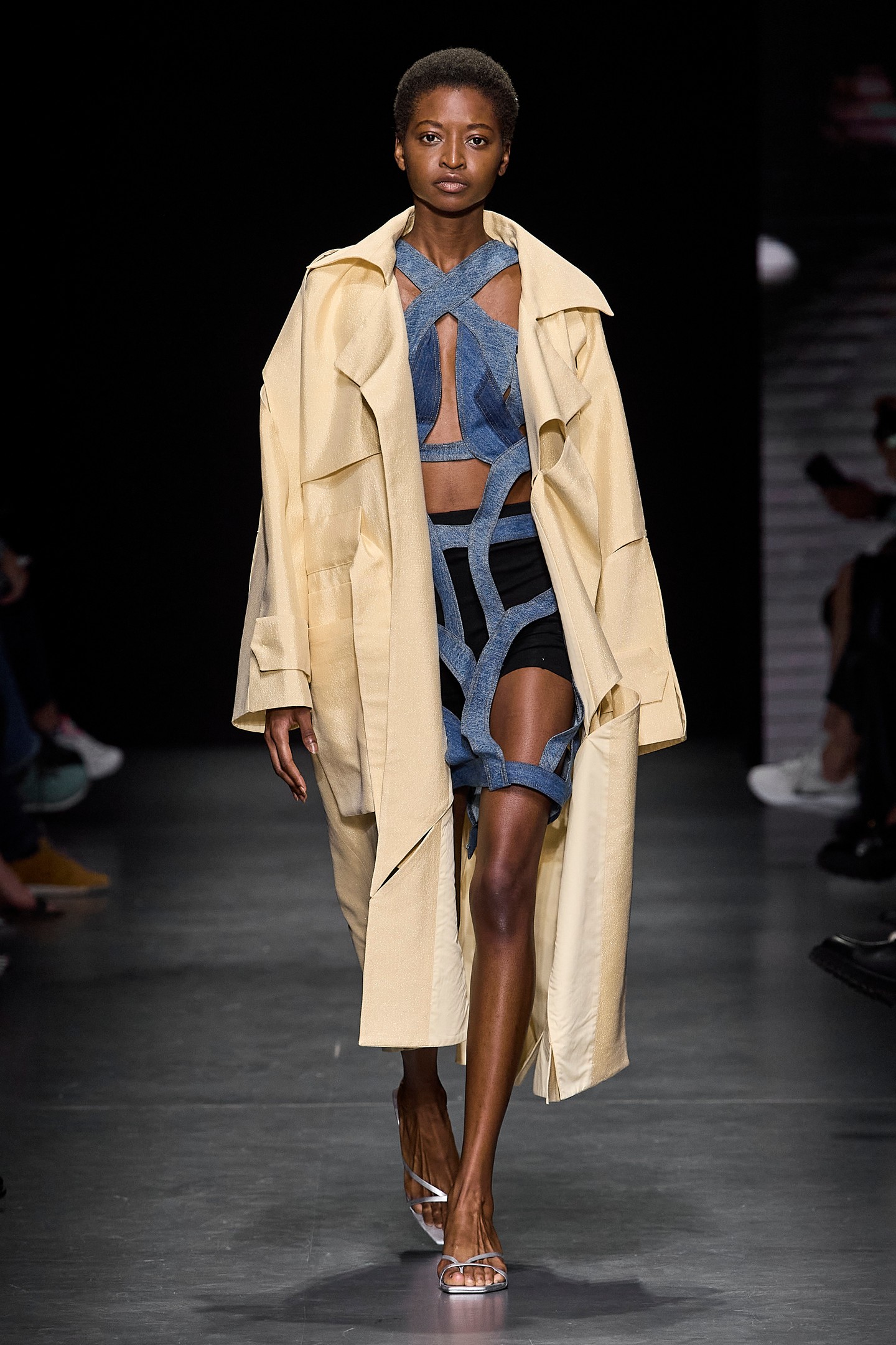 A Kata Szegedi márka jellegzeteg mintázataival és a farmer, mint alapanyag újraértelmezésével merész, dinamikus darabokat kínál