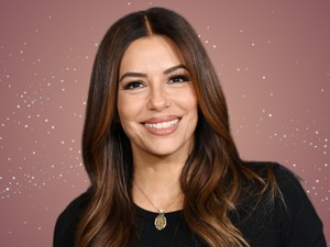 Eva Longoria meztelenruhája maga a csoda: a 49 éves színésznő istennőként festett a csillogó darabban