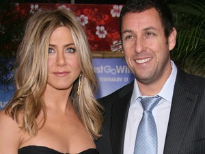 Jennifer Aniston és Adam Sandler meglátogatta a Clooney családot Olaszországban