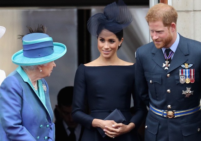 Erzsébet királynő Meghan Markle és Harry társaságában 