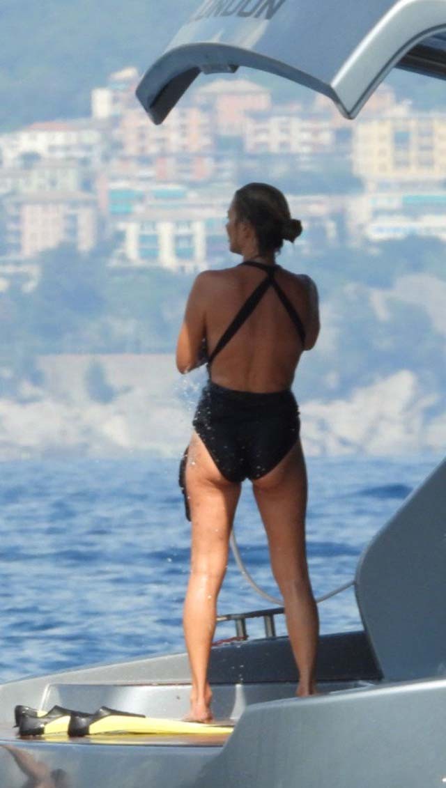 Kate Moss egy jachton szexizik fürdőruhában és még mindig egy igazi topmodell