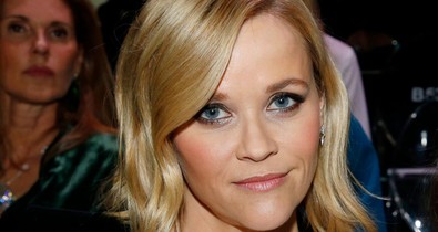 Reese Witherspoon szédületes overálban az Armani bemutatóján Párizsban