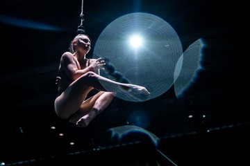 A Millenáris brutalista tereiben a Recirquel életre kelti Dido és Aeneas mitikus szerelmét – cirkusz, tánc és rituálé határán