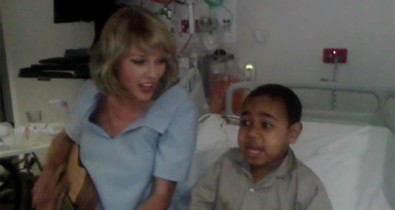 Elolvadunk! Taylor Swift a gyerekkórházban zenélt - Videó!