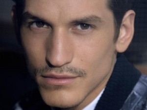 Bajusszal és szoknyában hódít a modellfiú