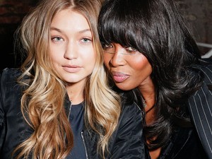 Naomi Campbell szupermodell leckéket ad Gigi Hadidnak