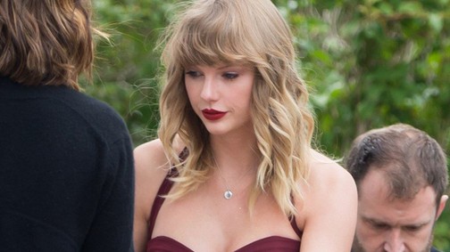 Taylor Swift ilyen lelkes koszorúslány volt barátnője esküvőjén!