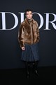 Robert Pattinson a Dior párizsi bemutatóján ellopta a show-t a kék tweed skortjában.
