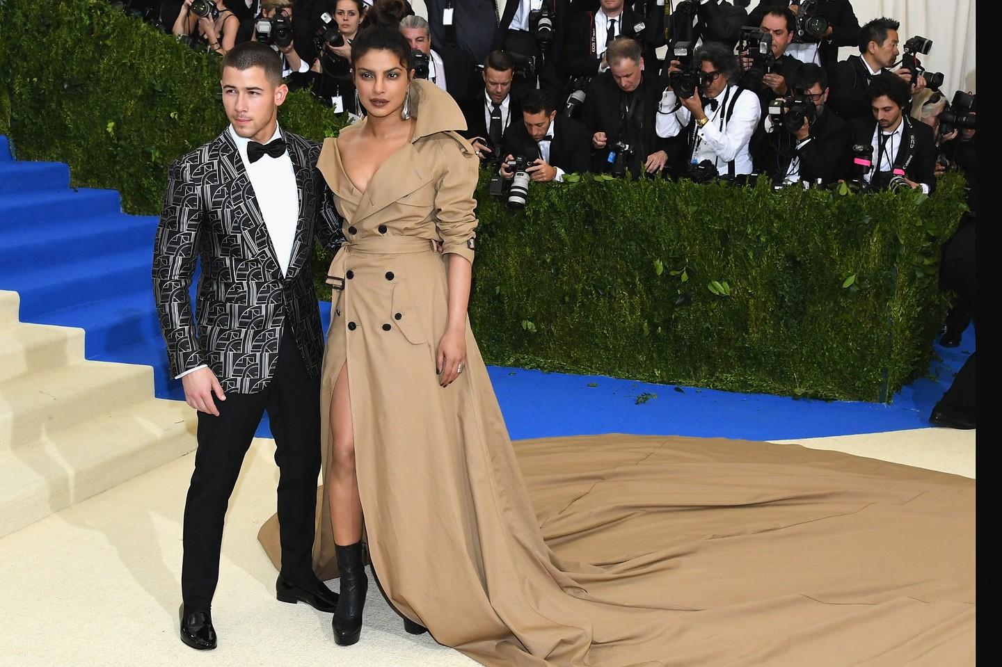 Met gála: különleges Priyanka Chopra hosszú, uszályos Calvin Klein trencskótruhája, amit Nick Jonas oldalán viselt