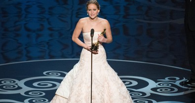 Hálóingben, smink nélkül vette át az Oscar-díjat egy színésznő - Íme a gála legemlékezetesebb ruhái