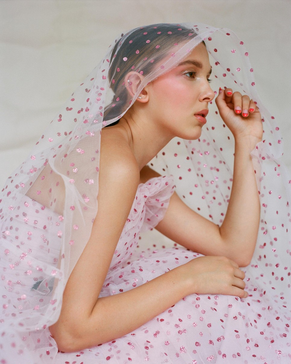 Stylist: Thomas Carter Phillips, Smink: Kelsey Deenihan, Haj: Bridget Brager, Manikűr: Dawn Sterling