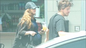 Palvin Barbara és férje, Dylan Sprouse egy laza, hétköznapi program során: a modell baseballsapkában, fekete felsőben és kényelmes nadrágban, férje oldalán távozott egy üzletből. 