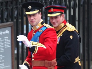 Ezzel cuki fotóval jelentették be, hogy Vilmos lesz Harry esküvői tanúja