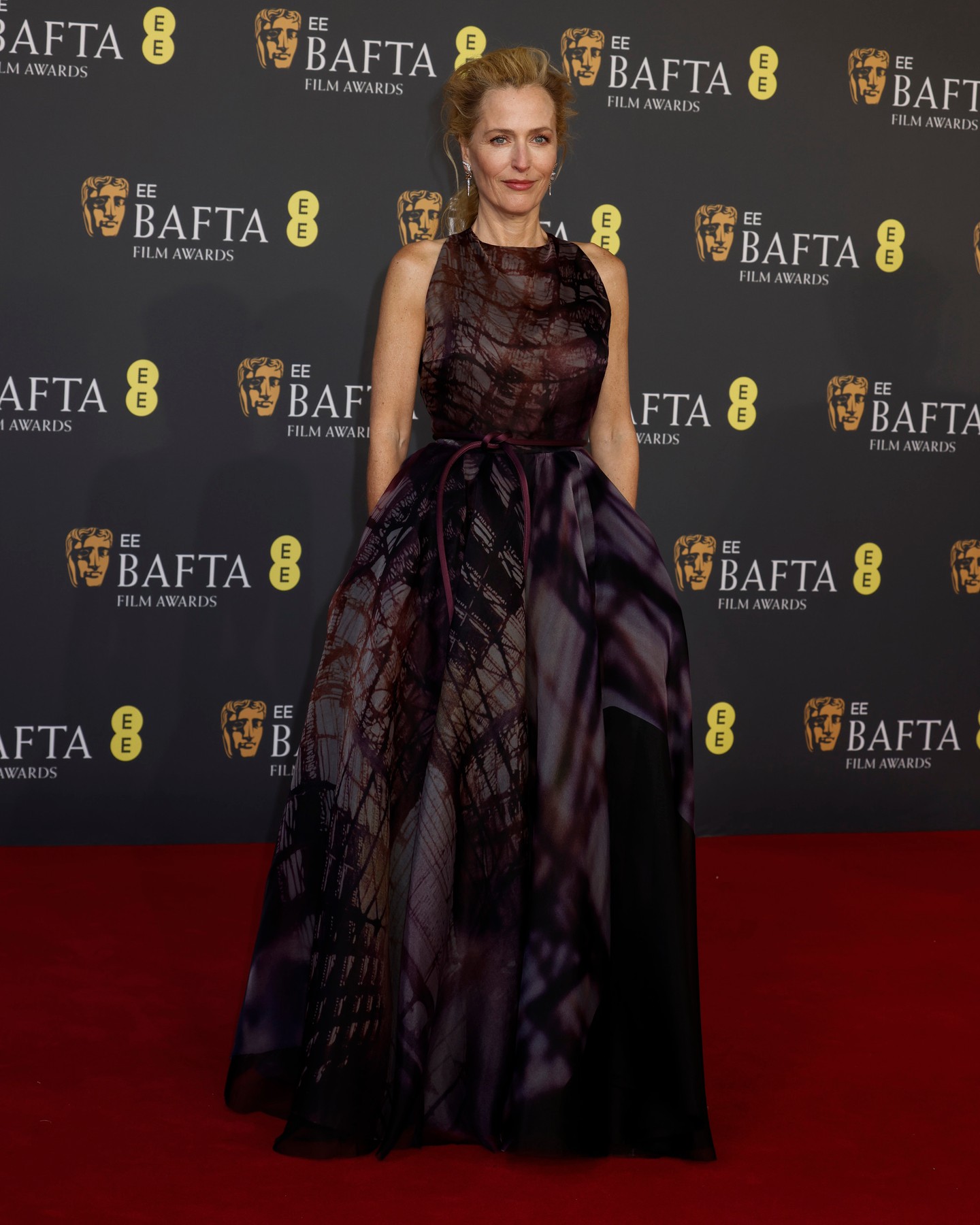 A Szexoktatás című sorozat sztárja, az 57 éves Gillian Anderson ragyogóan festett ujjatlan ruhájában, amit a brit márkától, a Roksandától választott. 