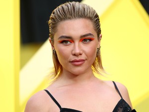 Florence Pugh álomszép meztelenruhában tündökölt: mindössze egy áttetsző fekete csipke borította a színésznő testét