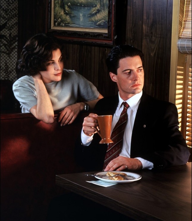 Twin Peaks (1990-1991) David Lynch és Mark Frost hideglelős sorozata etalon, a 90-es évek elején mindössze két évadot megért sorozat kiállja az idők próbáját. Dale Cooper Laura Palmer gyilkosa után kutat, de egyre misztikusabb dolgok történnek, a baglyok például nem azok, aminek látszanak.