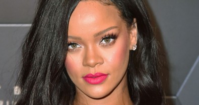 Rihanna a világ leggyönyörűbb fehér kabátjában ünnepelte új boltjának megnyitását