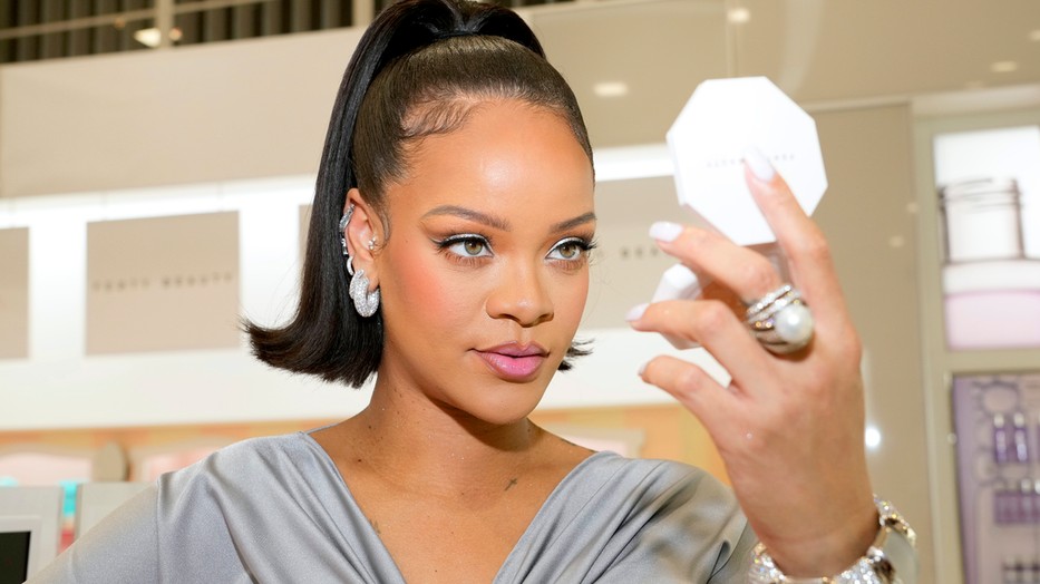 Rihanna tovább fokozza: Meztelen várandós pocakkal ünnepelte Fenty Beauty márkáját