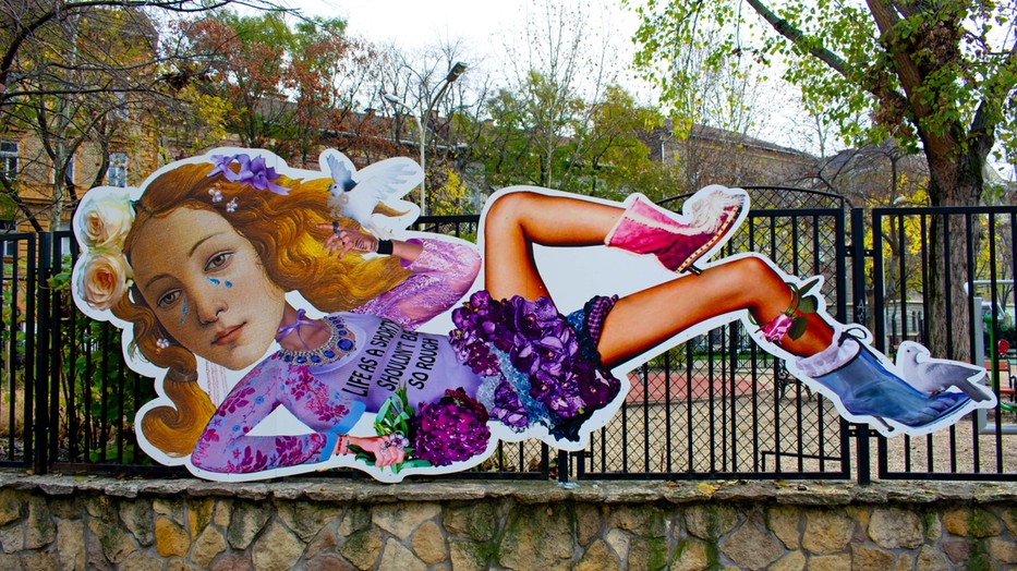 Miss KK installációja az Erzsébet városban a bántalmazott nők tarthatatlan helyzetésre hívja fel a figyelmet. Ne hagyjuk, hogy a társadalmunkban normális legyen egy ilyen kapcsolat!