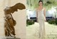 Kendall Jenner szó szerint „szárnyakat kapott”, a Szamothrakéi Niké szobrot megidézve. A I. e. 2. század elején készült görög márványszobor a hellenisztikus művészet egyik legismertebb remekműve. Zac Posen (GapStudio) a szoborszerű hatást egy lenge, szinte nedvesnek tűnő jersey anyaggal érte el, amely a megfelelő helyeken szorosan tapadt, máshol pedig dinamikusan együtt mozgott a testtel, felidézve a márványba faragott drapéria könnyedségét.
