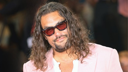 Jason Momoa és szerelme le sem tudták venni a kezüket egymásról, a vörös szőnyegen turbékolt a pár