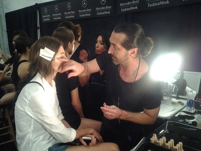 Larion Oscar a Mara Hoffman bemutatón is sminkelt