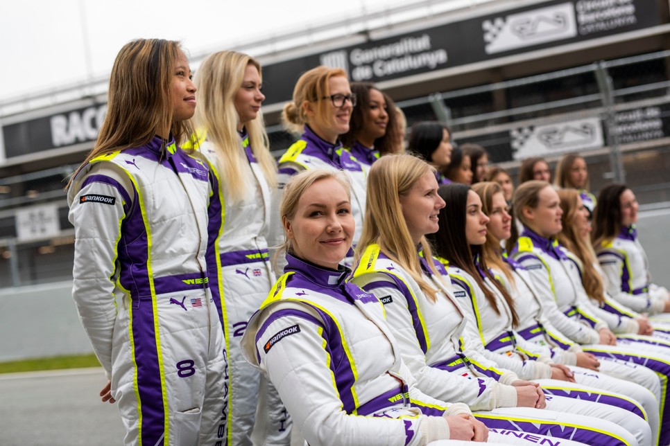 Emma  a többi W Series versenyzővel.