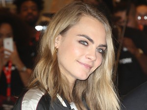 Nem is szőke, egyenesen ősz lett Cara Delevingne