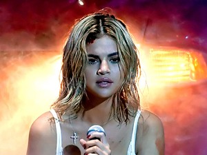 Selena Gomez gótikus szexdémonná változott