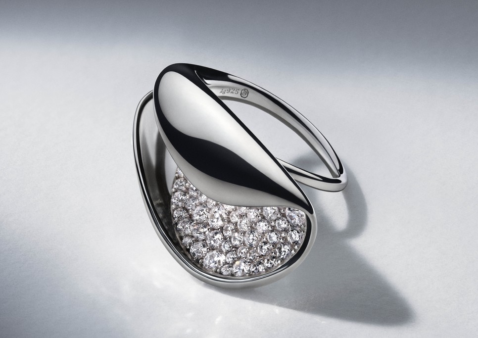 A minimalista, időtálló és csendes magabiztosságot sugárzó kollekció a Swarovski univerzumának egy újabb arcát mutatja meg