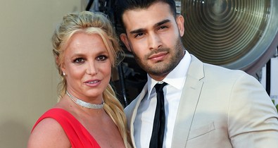 Britney végig bohóckodott, pasija inkább szexizett a vörös szőnyegen