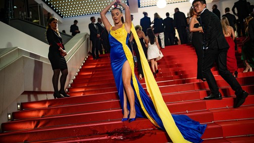 Művérrel beborítva tiltakozott egy ukrán influenszer a cannes-i filmfesztiválon