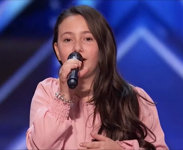 Állva tapsolt a zsűri: a 10 éves kislány úgy elénekelte a Shallow-t, mint Lady Gaga