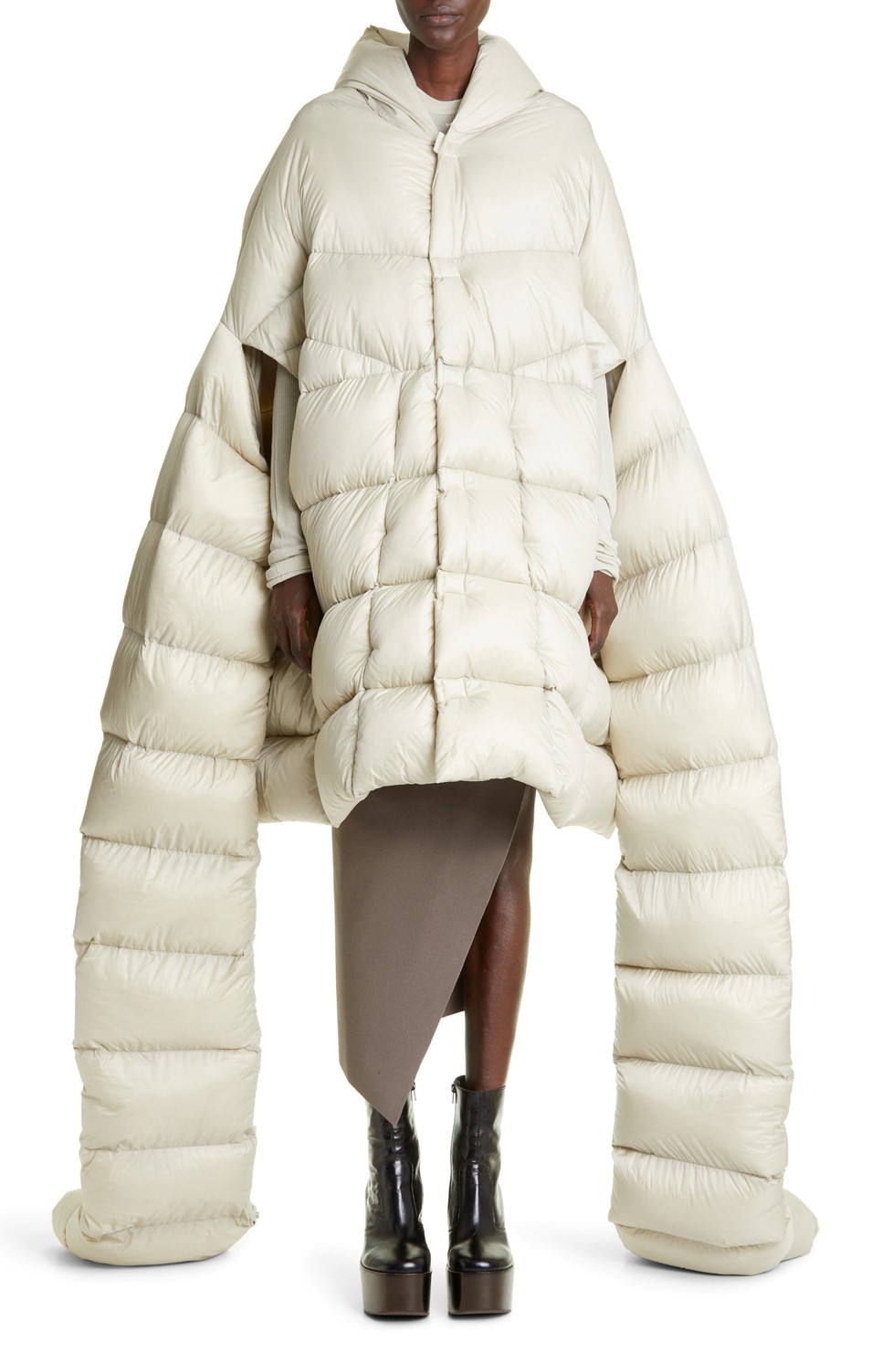 Rick Owens drámai, hosszított ujjú, 4274 fontos kabátja, amelyet a Nordstrom kínál fekete és gyöngyházszínben