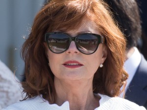 Susan Sarandon dekoltázst villantott Erzsébet királynő előtt és a protokollt is csúnyán megszegte!