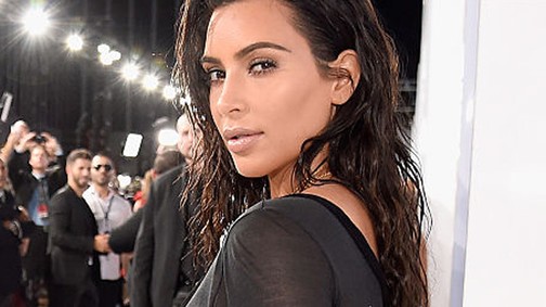 Káprázik a szemünk? Ők itt Kim Kardashian klónjai