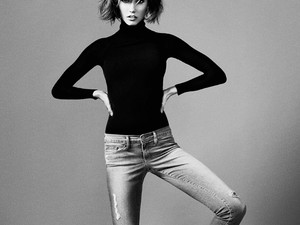 Saját hosszú lábaira tervezett farmert a topmodell