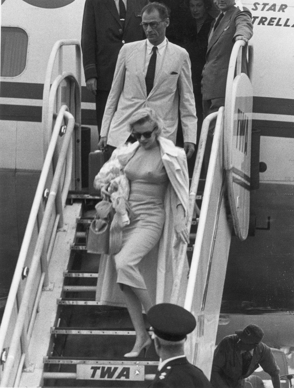 Marilyn Monroe és férje, Arthur Miller így érkeztek meg 1956-ban Londonba
