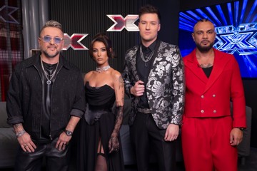 Tóth Andi egy elegáns, combtőig felsliccelt, fekete estélyiben tündökölt az idei első élő show-ban - amit egy fekete combfixszel tett igazán izgalmassá. 