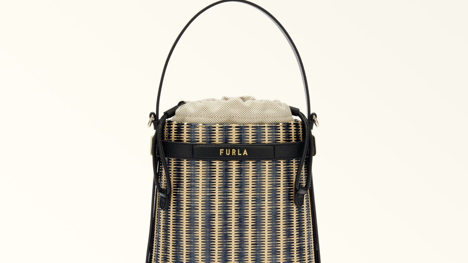 A Furla raffiából készült vödörtáskája nyári kalandokra csábít
