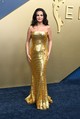 Selena Gomez egy pánt nélküli, arany Louis Vuitton estélyiben vonzotta magára a tekinteteket az Emmy-gála vörös - vagyis pontosabban pávakék - szőnyegén.