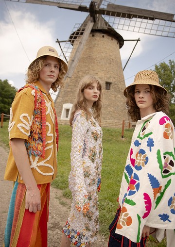 Férfi ruhadarabok: Bárány Judit, Mintás kabát: Zara, Női ruhadarab: Borbala, Kalapok: H&M